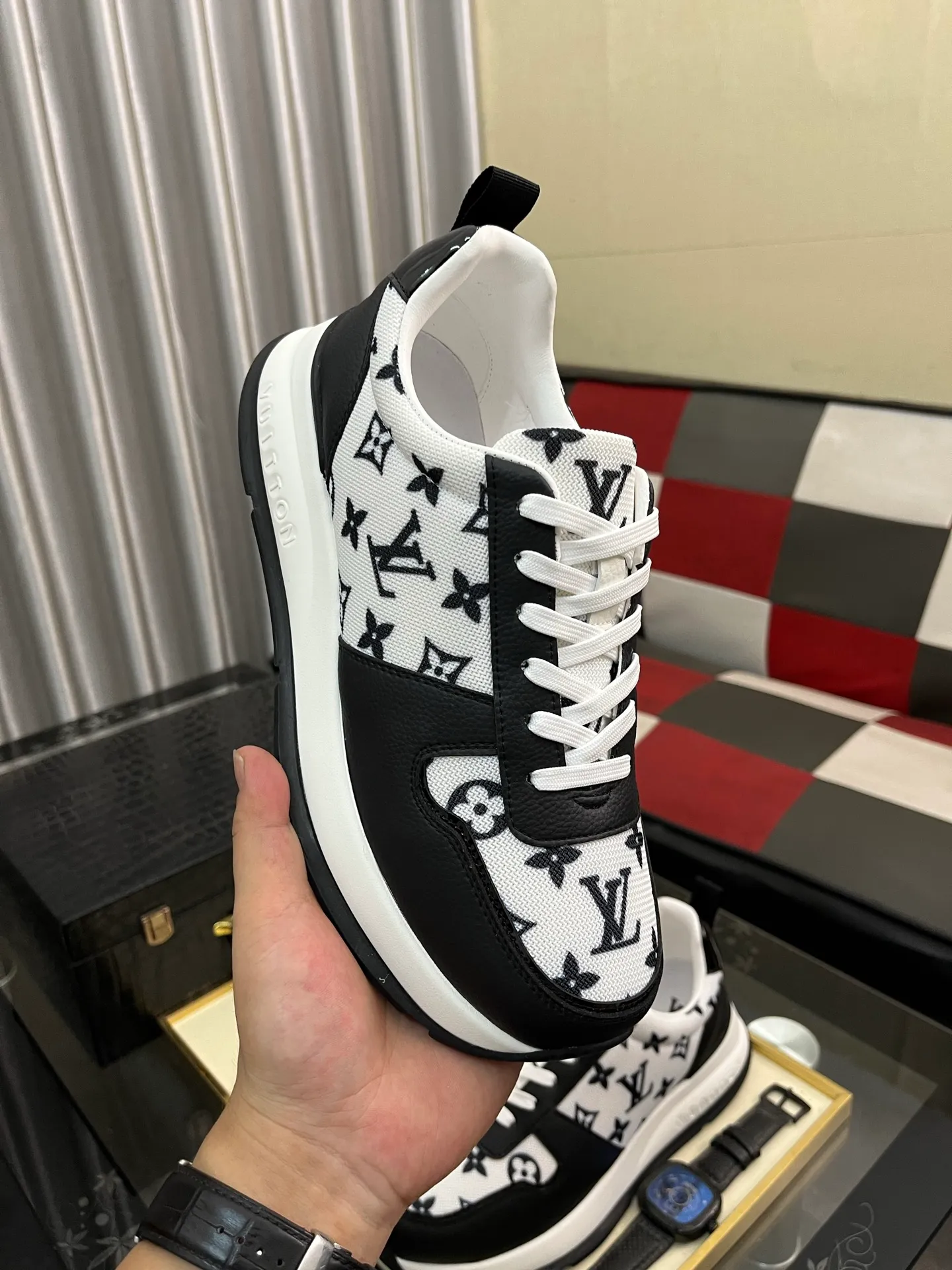 Men's men's shoes💰458⌚️⌚️ Loui* Vuitto* - Louis ** donkey's new color men's trainer sneakers, this LV Trainer sneaker is made of calfskin and breathable mesh, showing pure colors, the #54 logo on the back traces the brand's birth in 1854, the designer's handwritten brand logo embellishes one side, virgil Designed by abloh himself, it is a very commemorative sneaker. The new LV Louis Vuitton loui* vuitto* trainer sneaker low casual sports culture versatile basketball sneaker. Size: 38-444️⃣Colors available